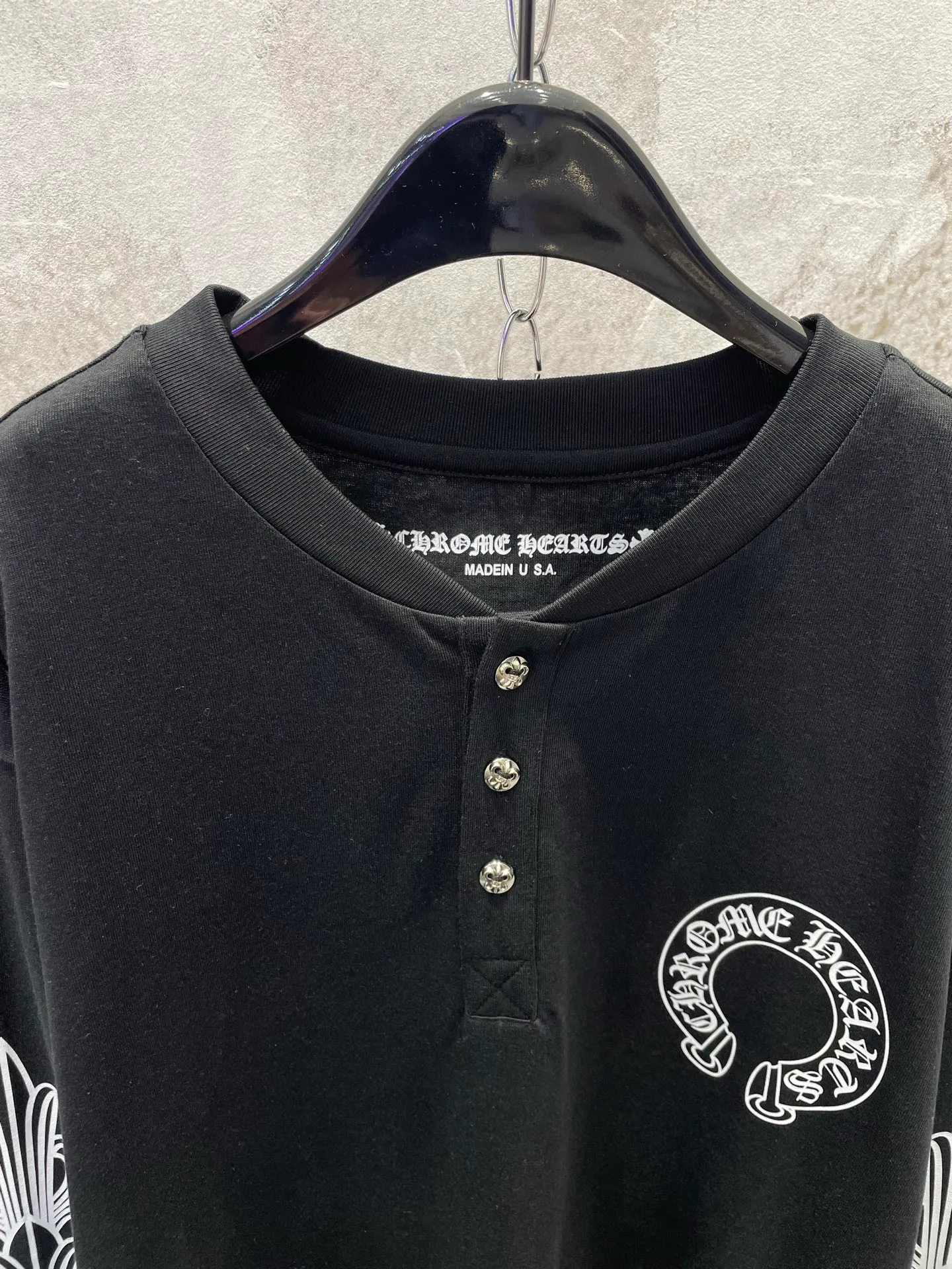 P370 Chrome Hearts Black Cross Flower Silver Button Henley Collar Long Sleeve, 220G pure cotton fabric, soft and comfortable, perfect for autumn and winter! Antique silver cross flower buttons on the front + cross flower print on the arms, full of gothic dark style. It has a slim fit and is suitable for both men and women. It looks cool when worn with overalls or jeans, and can be easily worn for daily outings and street wear. Customized accessories + complete three standards, detail control is a must! Size SIZE: S M L
